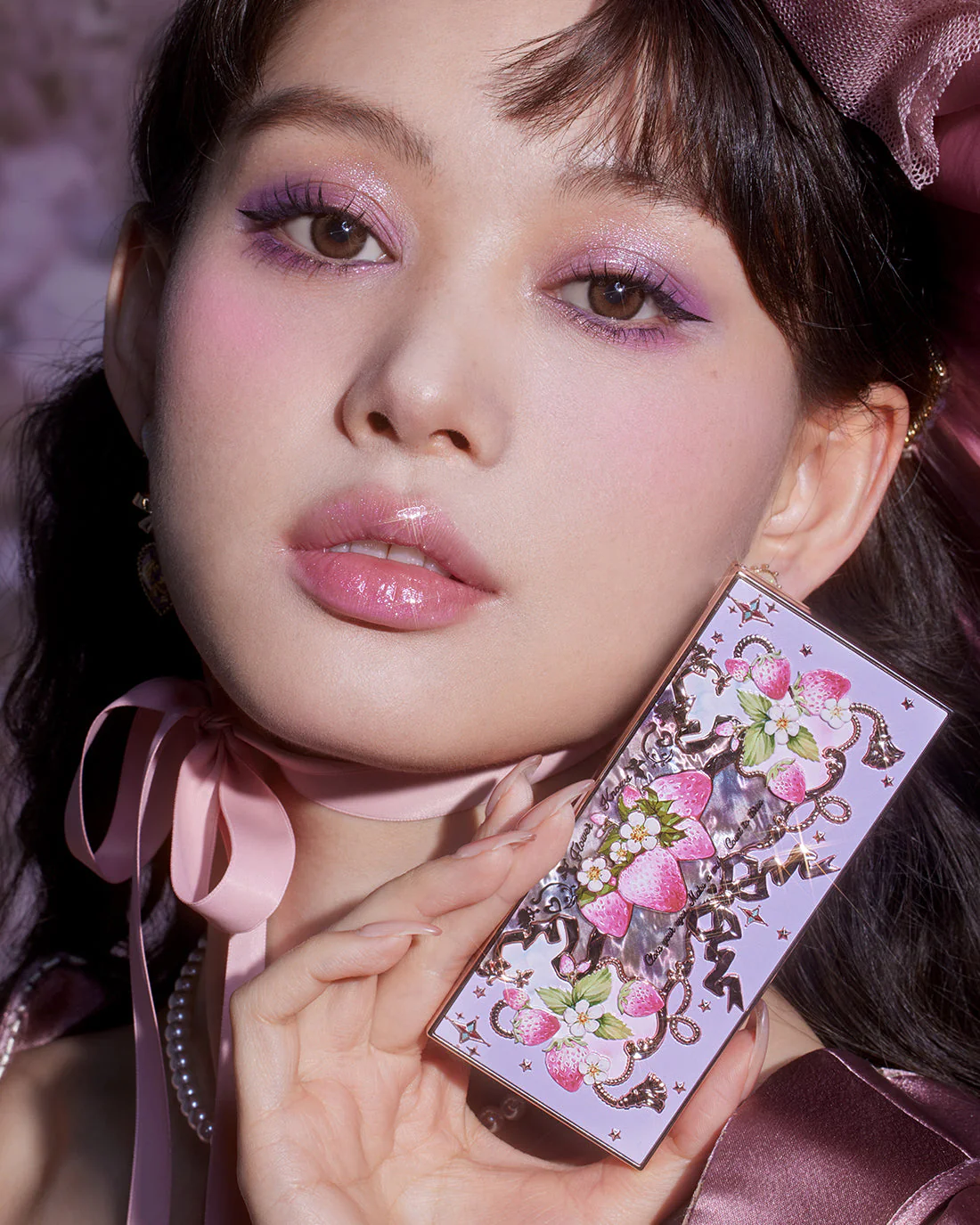 Flower Knows Strawberry Rococo Series Five-Color Eyeshadow Palette - Image 4